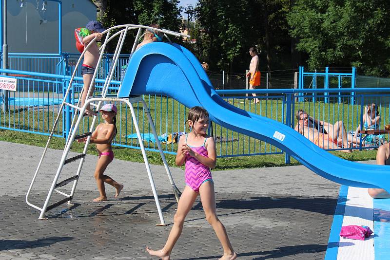 Přestože začátku sezony počasí úplně nepřálo, v úterý i ve středu se na hulínské koupaliště přišlo svlažit asi sedm stovek návštěvníků.