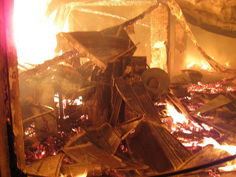 Škodu zhruba jeden milion korun způsobil v sobotu odpoledne rozsáhlý požár ve výrobně nábytku v Holešově na Kroměřížsku. 