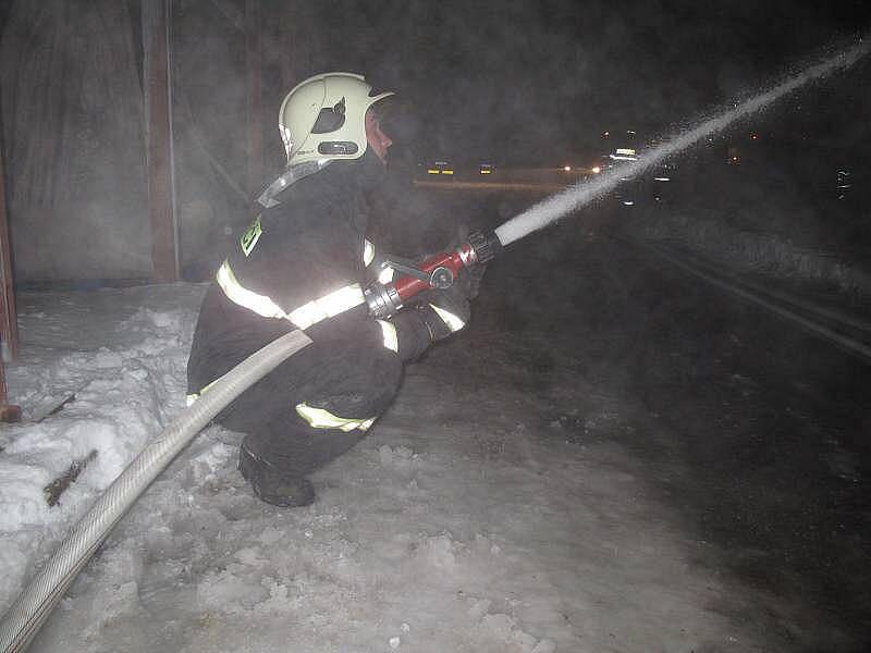 Škodu zhruba jeden milion korun způsobil v sobotu odpoledne rozsáhlý požár ve výrobně nábytku v Holešově na Kroměřížsku. 