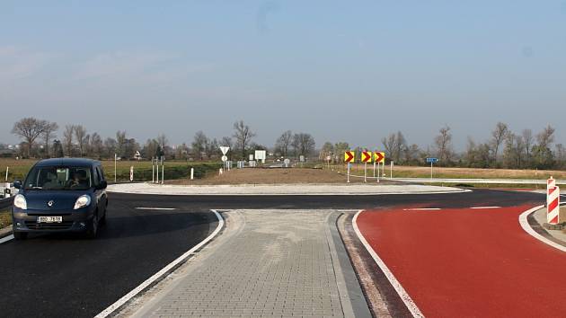 Nechvalně známou křižovatku u Bezměrova nahradil se začátkem listopadu 2014 kruhový objezd. Od změny přednosti v roce 2011 tu došlo k 53 dopravním nehodám.