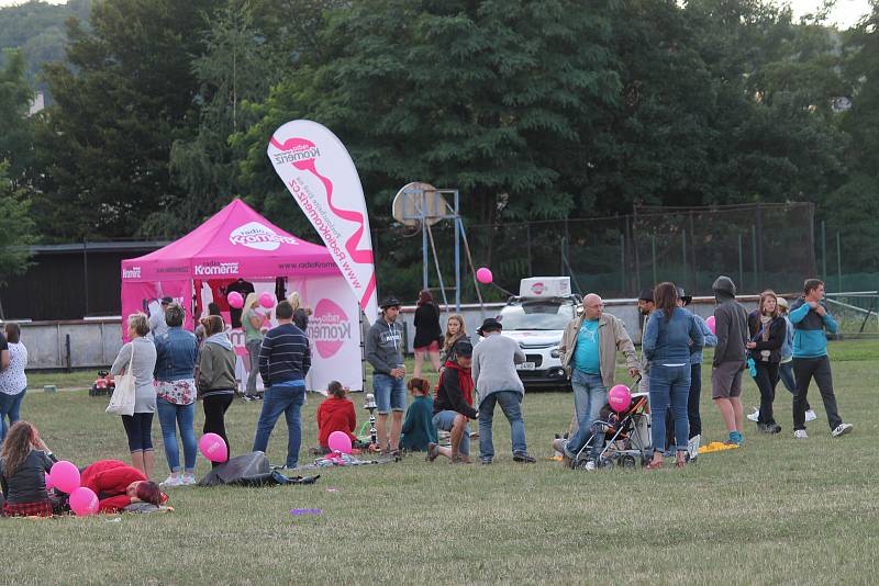 Sobotní odpoledne patřilo v Kroměříži hudbě. Na Pionýrské louce se konal Kromfest, festival pro celou rodinu. I přes občasný déšť se na kapely přišly podívat stovky lidí.