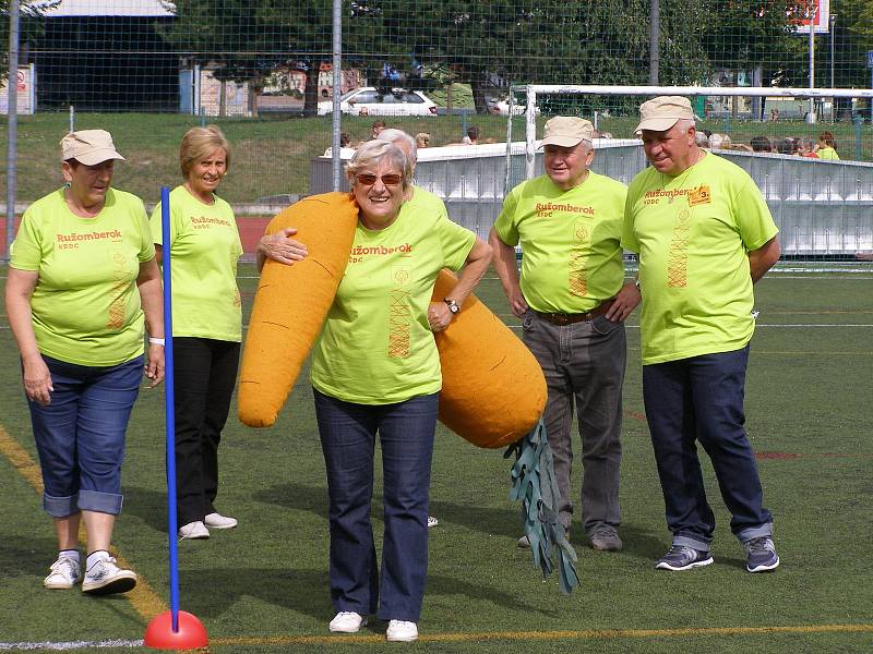 Síly hned v několika sportovních disciplínách poměřili první zářijový týden s kolegy z partnerských měst Nitry a Ružomberku senioři z Kroměříže. Na hřišti Základní školy Slovan se sešlo zhruba 160 závodníků, které čekaly tradiční i méně obvyklé disciplíny