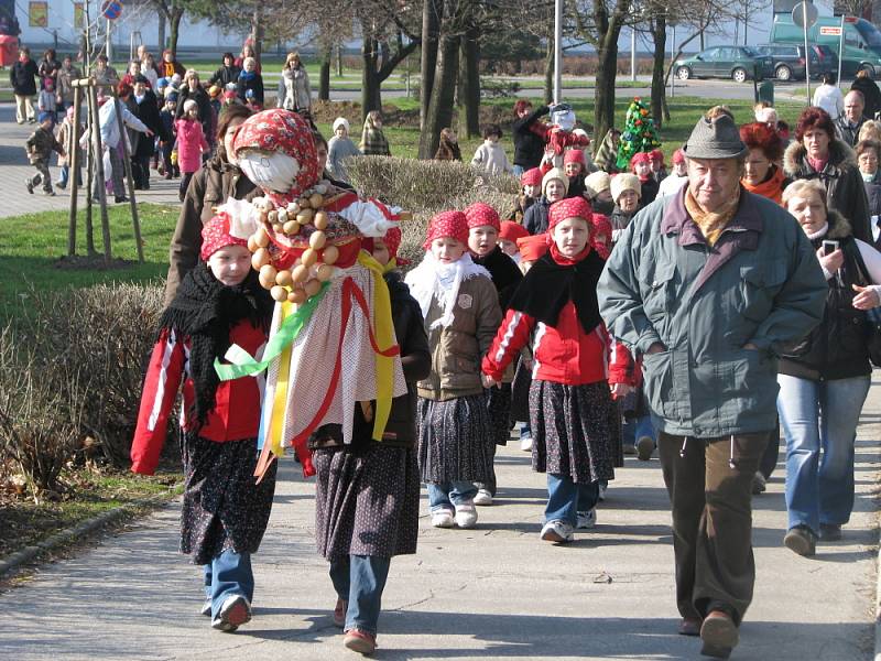 Morenu, symbol zimy, včera hodily slavnostně kroměřížské děti do řeky Moravy.