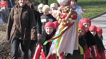 Morenu, symbol zimy, včera hodily slavnostně kroměřížské děti do řeky Moravy.