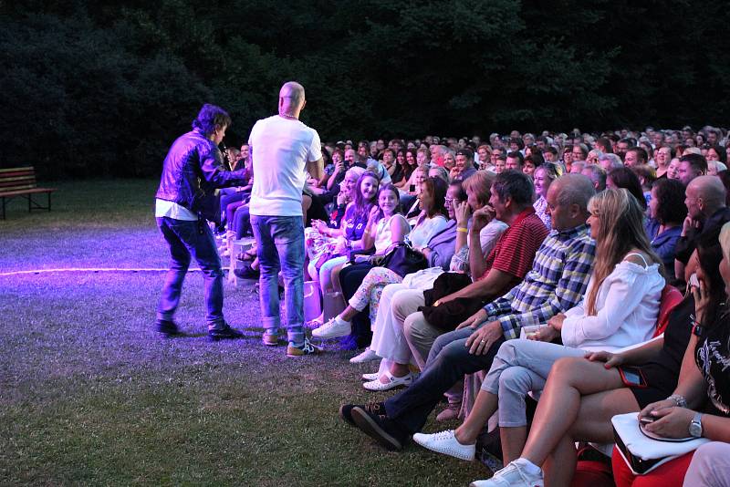 Podzámecká zahrada  posloužila jako kulisa při dalším hudebním vystoupení z cyklu Kultura pod hvězdami.