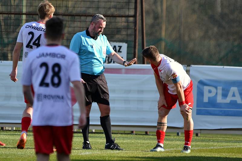 Fotbalisté Kroměříže (bíločervené dresy) ve 20. kole MSFL zdolali Frýdlant nad Ostravicí 3:2 a upevnili si vedoucí pozici.