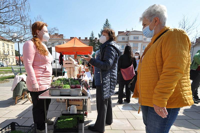 Farmářské trhy na Hanáckém náměstí v Kroměříži; sobota 24. dubna 2021