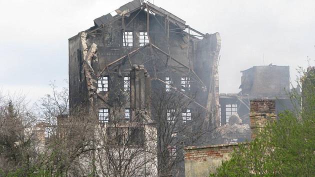 Chropyňská radnice pozvala laboratoř Morava, aby provedla rozbor půdy po požáru továrny Remiva.