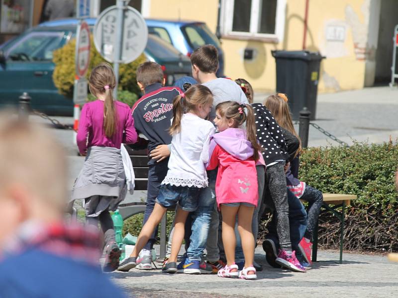 Děti ze základních a mateřských škol vypouštěly v úterý dopoledne na náměstí v Holešově balonky s přáním. Tymy Centrum tuto akci pořádá pravidelně každý rok.