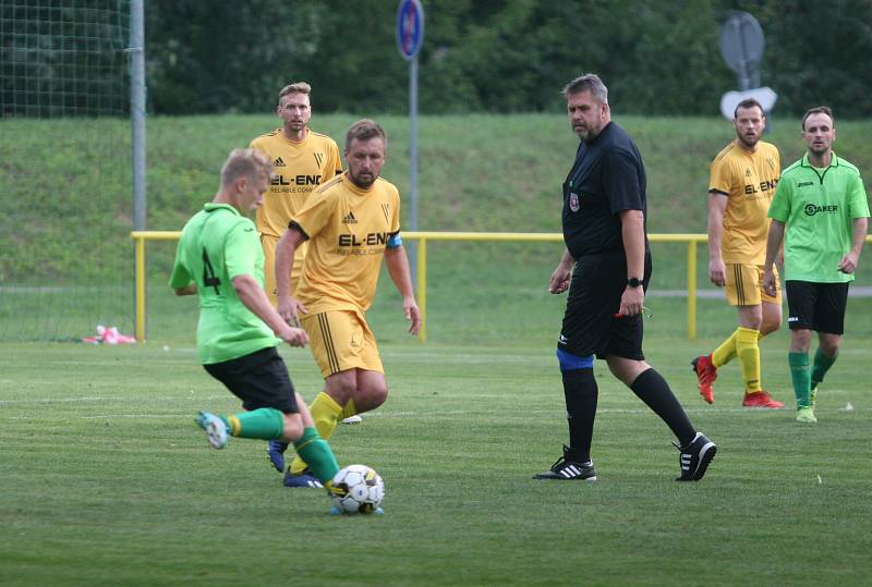 V rámci 2. kola okresního přeboru OFS Kroměříž porazili fotbalisté Kvasic B (v zeleném) rivala z Rymic 3:2. O osudu zápasu se rozhodlo v samém závěru, kdy domácí proměnili penaltu. její nařízení se nelíbilo hostům, kteří za ostré protesty z lavičky násled