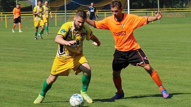 Ve třetím kole okresního přeboru fotbalisté Kvasic B (v oranžovém) remizovali s Břestem 2:2.