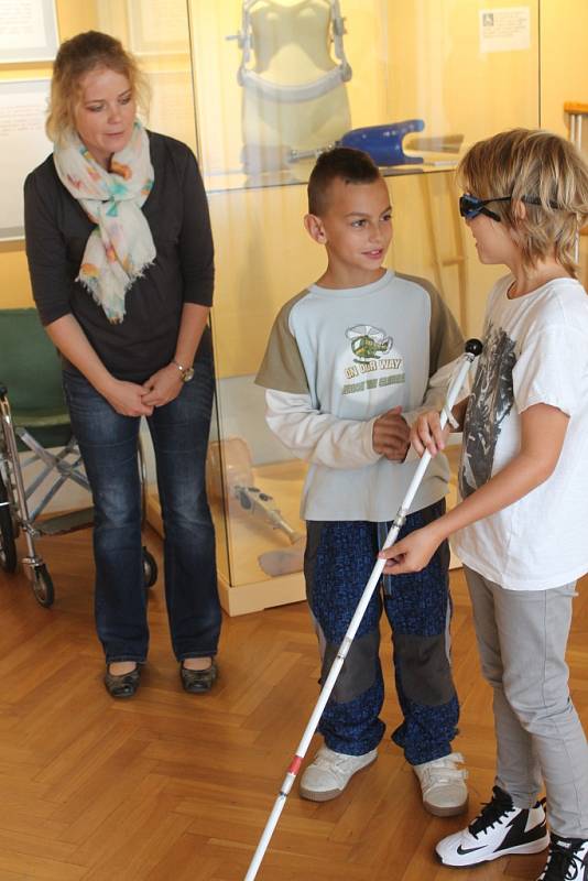 Muzeum Kroměřížska nabízí ne jen dětem pohled na život postižených. Děti si mohou vyzkoušet, jaké to je, být nevidomým, hluchým či pohybovat se na vozíčku.