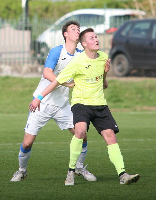 Divizní fotbalisté Skaštic (ve žlutém) v sobotním 20. kole skupiny E doma podlehli vysoko Přerovu 0:5.