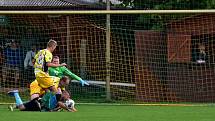 Rezerva fotbalistů Skaštic v 7. kole okresního přeboru porazila doma Břest (ve žlutém) 3:0.