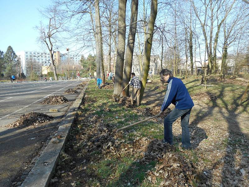 Na čtyři desítky brigádníků se v Holešově připojily k akci Ukliďme Česko: projekt tam organizovalo už popáté volnočasové středisko TyMy se spolkem Proud v Americkém parku.