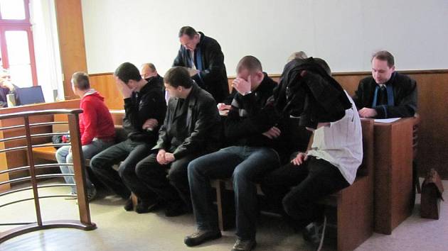 Pětice obžalovaných ve čtvrtek 2. února 2012 stanula před kroměřížským okresním soudem pro šíření nacionalismu na internetu.