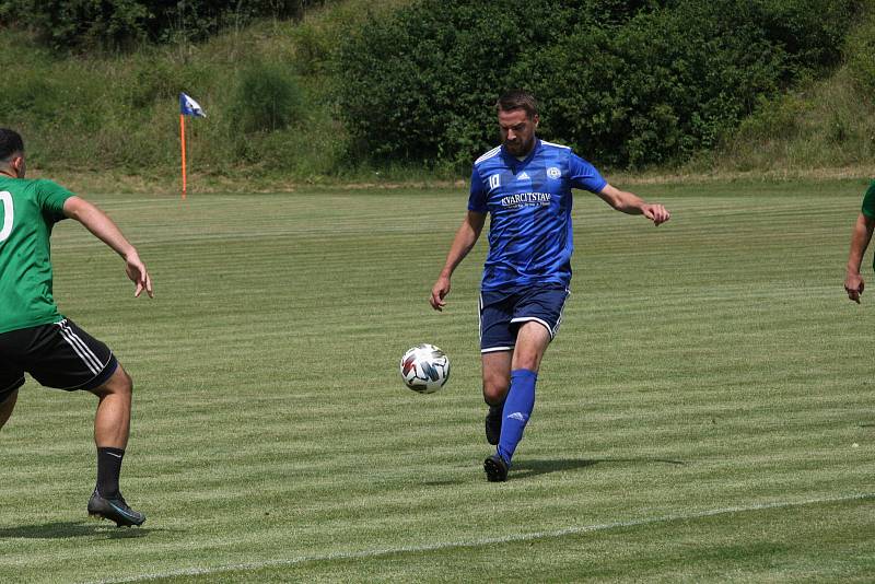 Jubilejní desátý ročník Memoriálu Antonína Vašáka ve Zborovicích ovládli fotbalisté Kvasic (červené dresy).