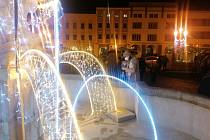 Vánoční trhy v Kroměříži. Letos je jejich součástí i světelná výzdoba.