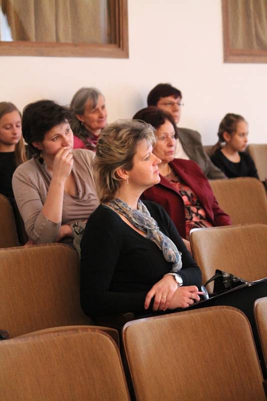 Žáci základních uměleckých škol z Kroměřížska ukázali své umění na Okresním kole celostátní soutěže v kroměřížské Základní umělecké škole 3. března. Nejlepší postoupí do krajského kola.