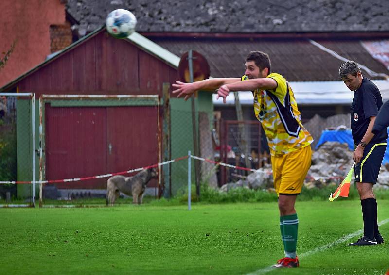 Rezerva fotbalistů Skaštic v 7. kole okresního přeboru porazila doma Břest (ve žlutém) 3:0.