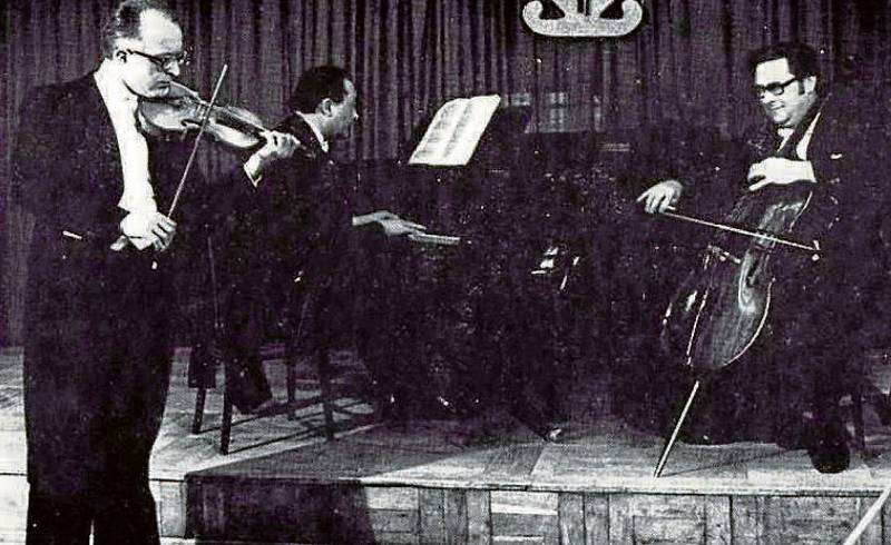 KONZERVATOŘ P. J. VEJVANOVSKÉHO KROMĚŘÍŽ, TRIO. Snímek zachycuje klavírní trio profesorů konzervatoře v Kroměříži – Jiří Švajda (housle), Vladimír Bílek (klavír) a František Rybář (violoncello).