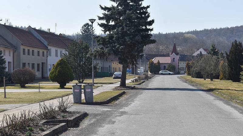 Pačlavice se nachází asi 17 kilometrů jihozápadně od Kroměříže, na samé hranici Zlínského kraje. Pod Pačlavice spadají také Pornice a Lhota.