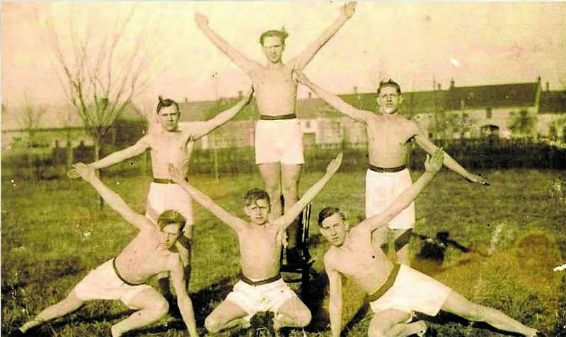 PRAVČICE, MUŽI ZE SOKOLA. Tělovýchovná jednota Sokol byla v obci založena v roce 1920. Dodnes se zde jeho prostřednictvím lidé ve velké míře věnují sportu.