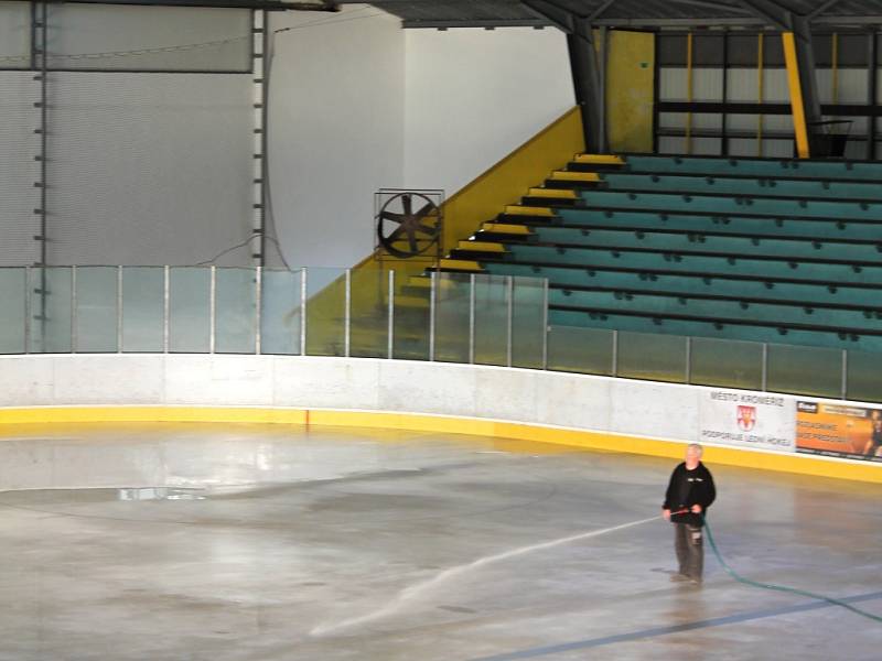 Zimní stadion v Kroměříži se po třiceti letech dočkal opravy kopilitové stěny. Staré panely nahradilo plechové krytí.