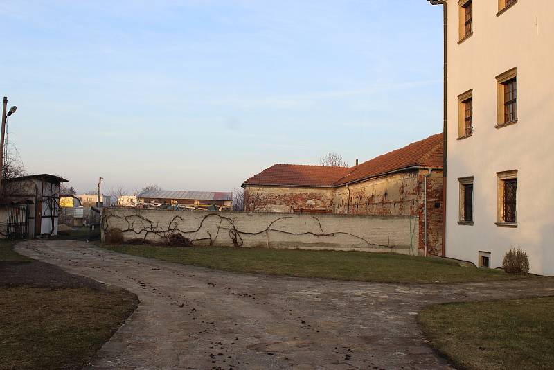 Chátrající budovy hospodářského dvora projdou v následujících třech letech opravami a stanou se cílem cestovního ruchu.