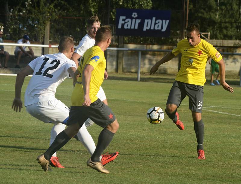 Fotbalisté třetiligové Kroměříže (ve žlutých dresech) porazili divizní Lanžhot 2:0 po prodloužení a postoupili do druhého kola MOL Cupu.