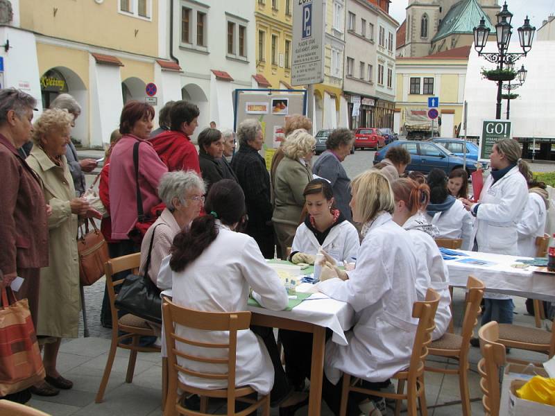 Na Velkém náměstí v Kroměříži se 12. května 2009 konal Mezinárodní den ošetřovatelství. Akci uspořádalo město se Střední zdravotnickou školou. Zájemcům bezplatně změřili glykemii, cholesterol nebo třeba tlak.