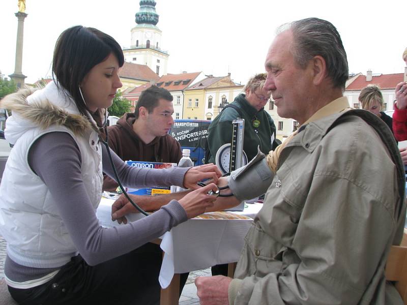 Na Velkém náměstí v Kroměříži se 12. května 2009 konal Mezinárodní den ošetřovatelství. Akci uspořádalo město se Střední zdravotnickou školou. Zájemcům bezplatně změřili glykemii, cholesterol nebo třeba tlak.