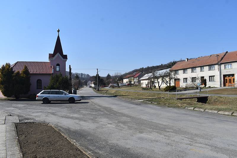 Pačlavice se nachází asi 17 kilometrů jihozápadně od Kroměříže, na samé hranici Zlínského kraje. Pod Pačlavice spadají také Pornice a Lhota.