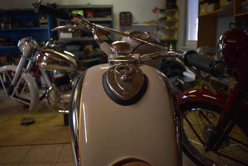 Lubomír Vrubel renovuje staré motorky.