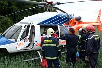 Při tragické nehodě na železnici u Chropyně zahynul mladý muž, druhý byl s vážnými poraněními transportován do nemocnice. 