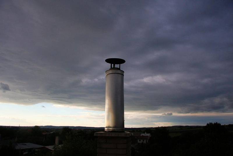 Požár střechy rodinného domu v Martinicích.