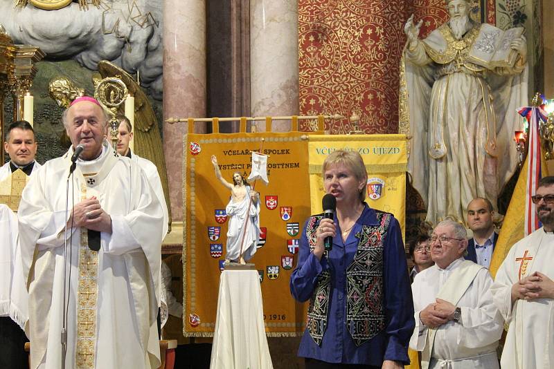 Včelaři se na Hostýně, při své 19. národní pouti, symbolicky loučili s arcibiskupem Janem Graubnerem. Ten pozval věřící na velehradskou pouť v krojích