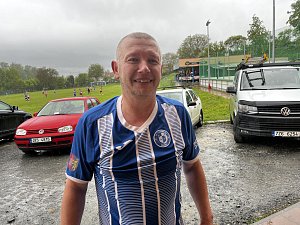 Fotbalisté Žeranovic (v modrém) v 18. kole okresního přeboru splnili roli favorita a v deštivém počasí na těžkém terénu porazili Hulín 2:1.