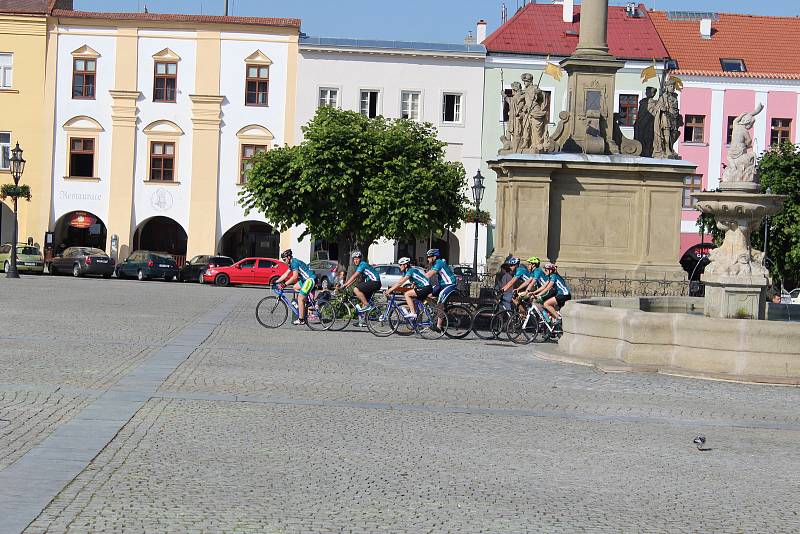 Dobrovolníci z občanského hnutí Řekni ne drogám - řekni ano životu, dorazili v úterý odpoledne také do Kroměříže, kde je přivítali zástupci tamní radnice.