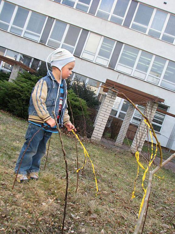 Kroměřížské Mateřské centrum Klubíčko Kroměříž připravilo pro děti ve středu 24. března 2010 hru Hledá se velikonoční zajíc.