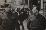 Budoucí českoslovenští parašutisté Leopold Musil (vlevo) a Otmar Riedl v londýnských ulicích v prvních měsících roku 1941. (zdroj: MZA Brno - Státní okresní archiv Kroměříž)