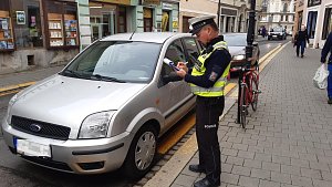 Policisté kontrolovali parkování v Kroměříži. Odhalili 30 přestupků za jediný den.