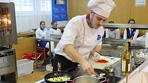 KUCHAŘSKÉ UMĚNÍ. Svého úkolu se soutěžící zhostili s vervou a za jejich výsledky by se mnohdy nemuseli stydět ani profesionální kuchaři.