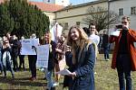 Do čtvrteční stávky studentů s názvem Vyjdi ven! se zapojili také v Kroměříži. Na nádvoří Arcibiskupského gymnázia se sešli tamní studenti se studenty Gymnázia Kroměříž, aby vyjádřili své rozhořčení nad aktuální politickou situací.