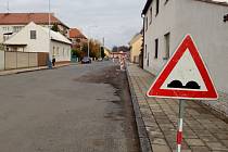 V Kvasicích opravují na přelomu října a listopadu povrch ulic Husova a Mírová: řidiči musejí počítat s omezením, hotovo by mělo být do konce listopadu.