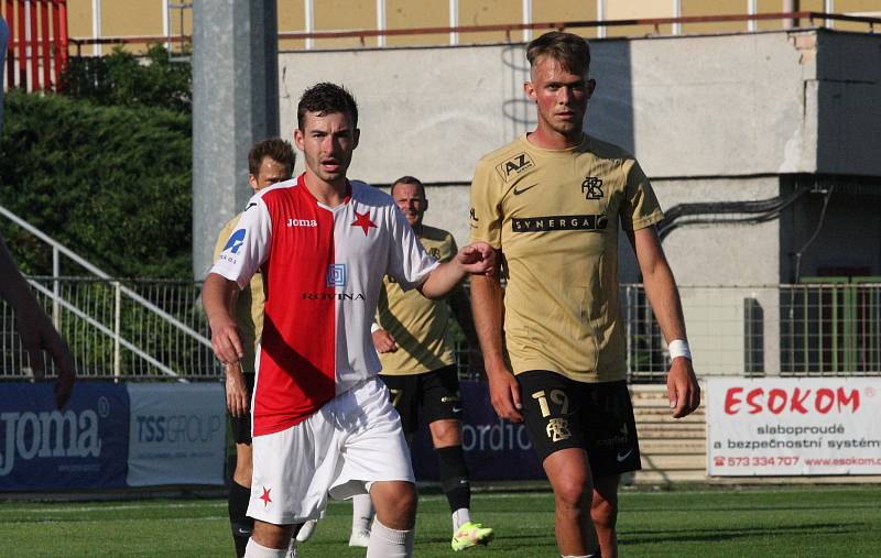 Fotbalisté Kroměříže (červenobílé dresy) v pátečním přípravném zápase hostili prvoligovou Zbrojovku Brno.