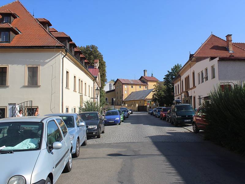 K nehodě, při které vběhl čtyřletý chlapec pod auto, došlo v kroměřížské ulici Na Sladovnách, blízko tamního koupaliště Bajda.