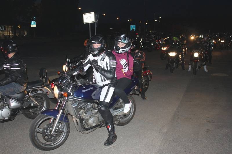 Přes sto motorek vyjelo v pátek večer 4. července z parkoviště od Staré masny v Kroměříži na Noční spanilou jízdu po okresním města a okolí. 