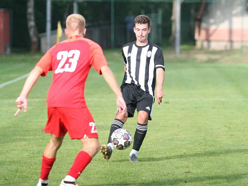 Divizní fotbalisté Holešova (v bílo-černém) doma v úvodním kole skupiny E vysoko podlehli rezervě Zbrojovky Brno 0:6.