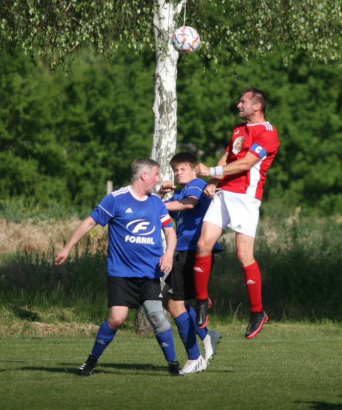 Fotbalisté Záhlinic (v červeném), druhý celek okresního přeboru OFS Kroměříž, doma ve 25. kole rozdrtil poslední Lutopecny 10:1. Již po půlhodině přitom favorit vedl o pět gólů.